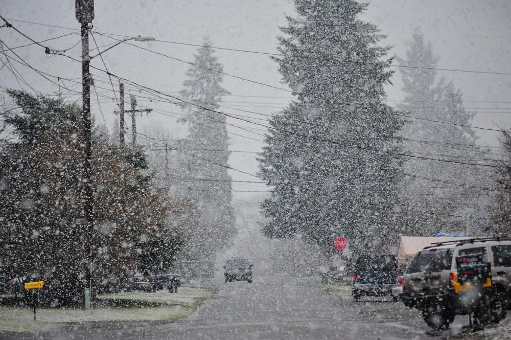 Tempesta invernale si abbatte sul nord-est degli USA, oltre 30 cm di neve in Pennsylvania