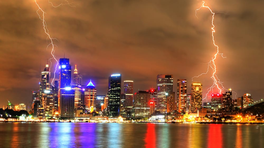 Violento temporale si abbatte su Sydney, quattro persone ferite da un fulmine