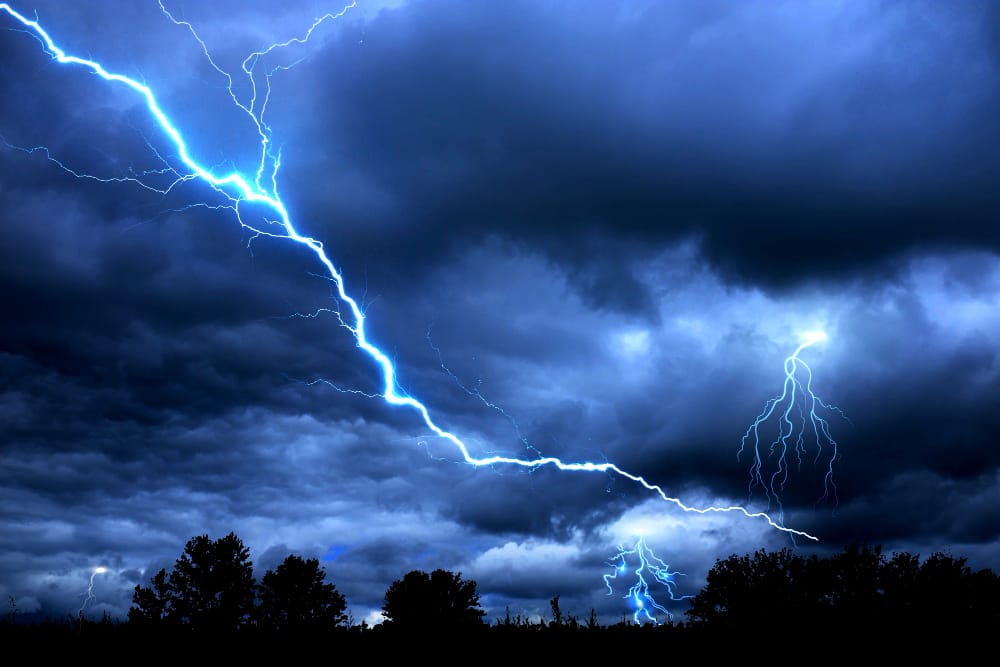 Tempesta Louis colpisce la Francia, un morto e blackout in 90mila case. Allerta in Italia