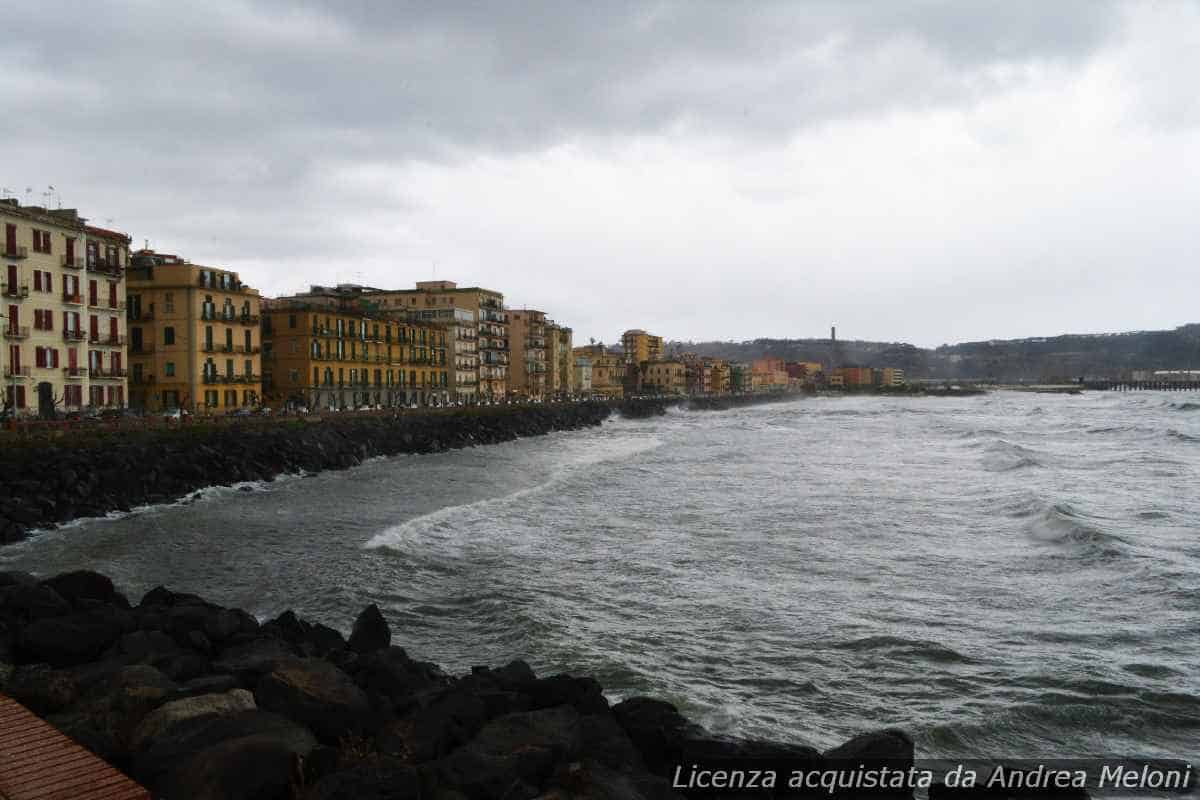 Previsione meteo Napoli: nubi e piovaschi in arrivo, poi schiarite