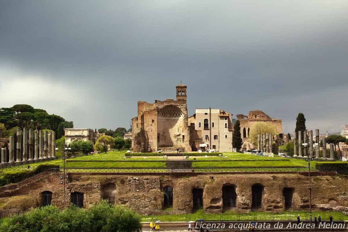 Meteo: R. domani nubi sparse con piovaschi, poi molto nuvoloso con pioggia, ventoso a tratti