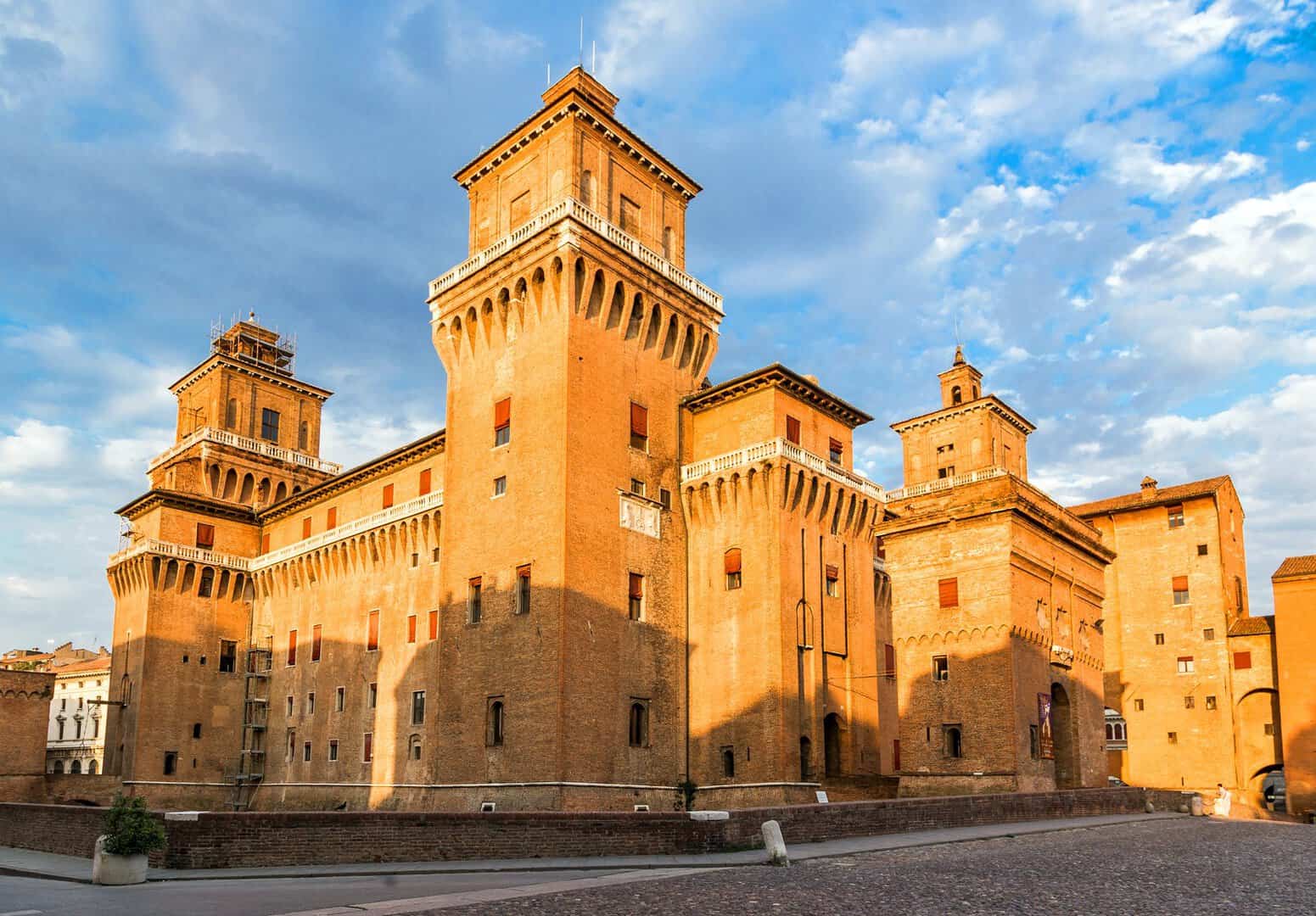Ferrara, perla del Rinascimento: esplorazione in bicicletta e architettura