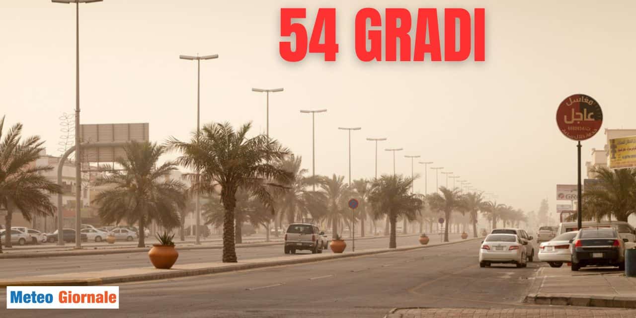 La città è diventata "invivibile" con temperature sino 54 gradi: aria condizionata sui marciapiedi