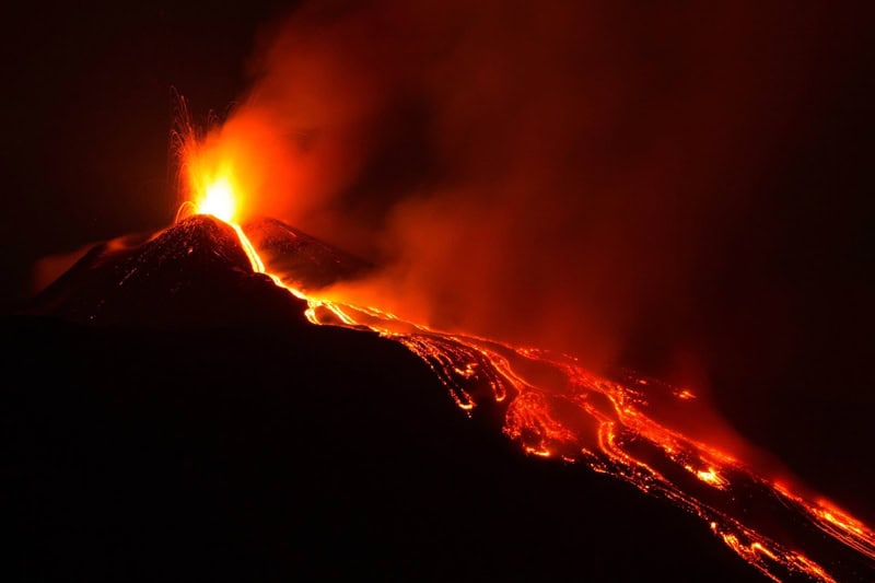 Nuova eruzione vulcanica emette lava nella penisola di Reykjanes in Islanda