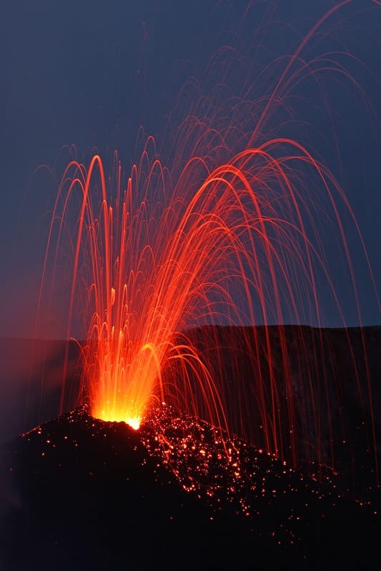 Eruzione effusiva continua al vulcano Fernandina, Galapagos