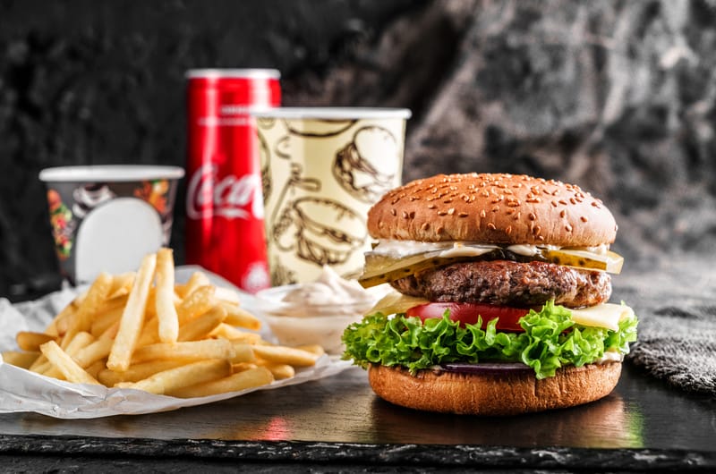 Imballaggi per hamburger sopravvivono alla stretta sui rifiuti di confezionamento