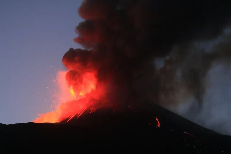 Imponente L’Etna scuote la Sicilia: Analisi dell’ultima imponente eruzione ...
