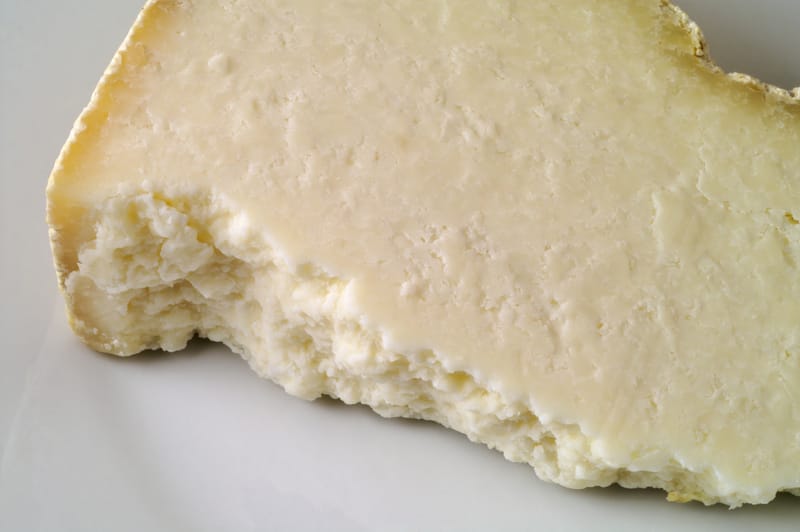 Allerta per rischio Escherichia coli: ritirato dal commercio il formaggio Castelmagno