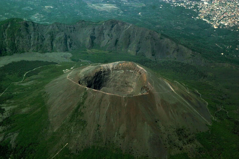 L’ira di Vulcano: scenari e impatti delle eruzioni del Vesuvio nell’Era Moderna 17 L’ira di Vulcano: scenari e impatti delle eruzioni del Vesuvio nell’Era Moderna