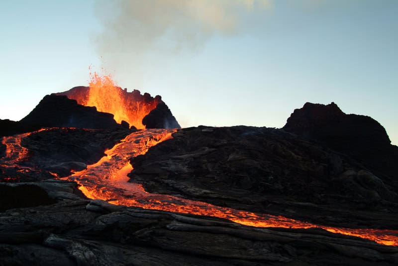 Eruzione del vulcano Tinakula nelle isole Salomone invia lava verso l’oceano