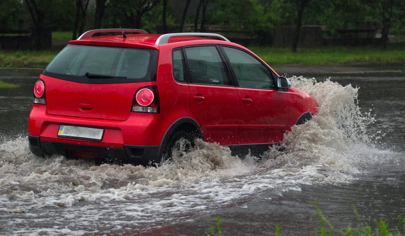 Bomba d’acqua a Milano: alberi caduti e allagamenti