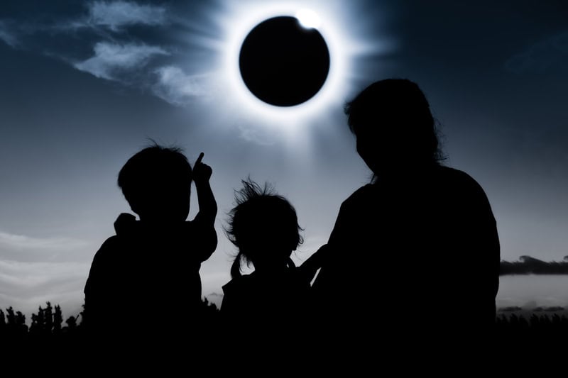 Guida alla sicurezza per l’eclissi solare totale: non farti accecare dalla luce