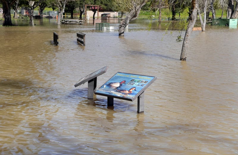 Allerta per inondazioni lampo a Los Angeles per tempesta fluviale atmosferica