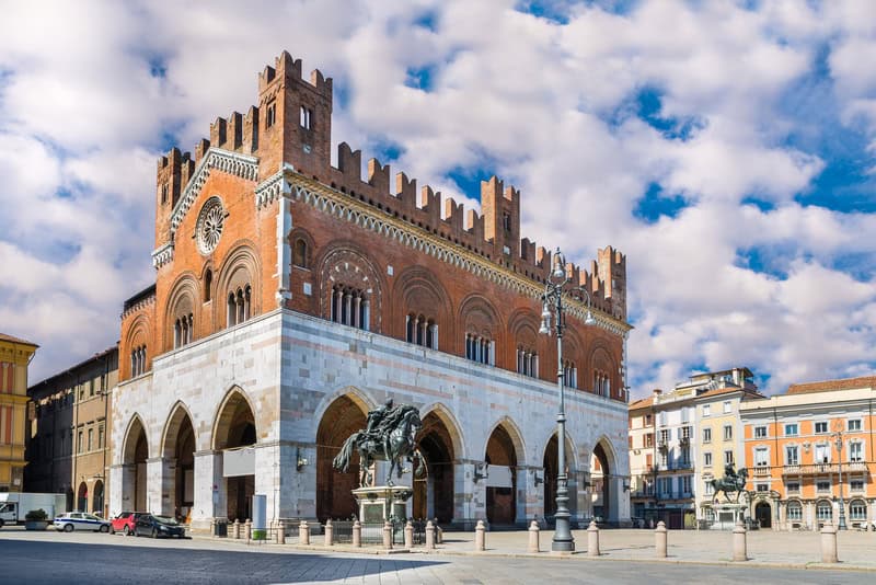 Esplorazione dettagliata delle meraviglie storiche e naturali di Piacenza: guida per un prolungato soggiorno in Emilia