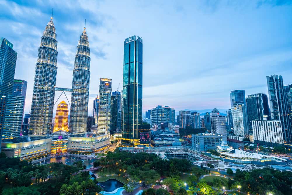 La vetta del progresso: il colossale grattacielo Petronas Tower 1 di Kuala Lumpur