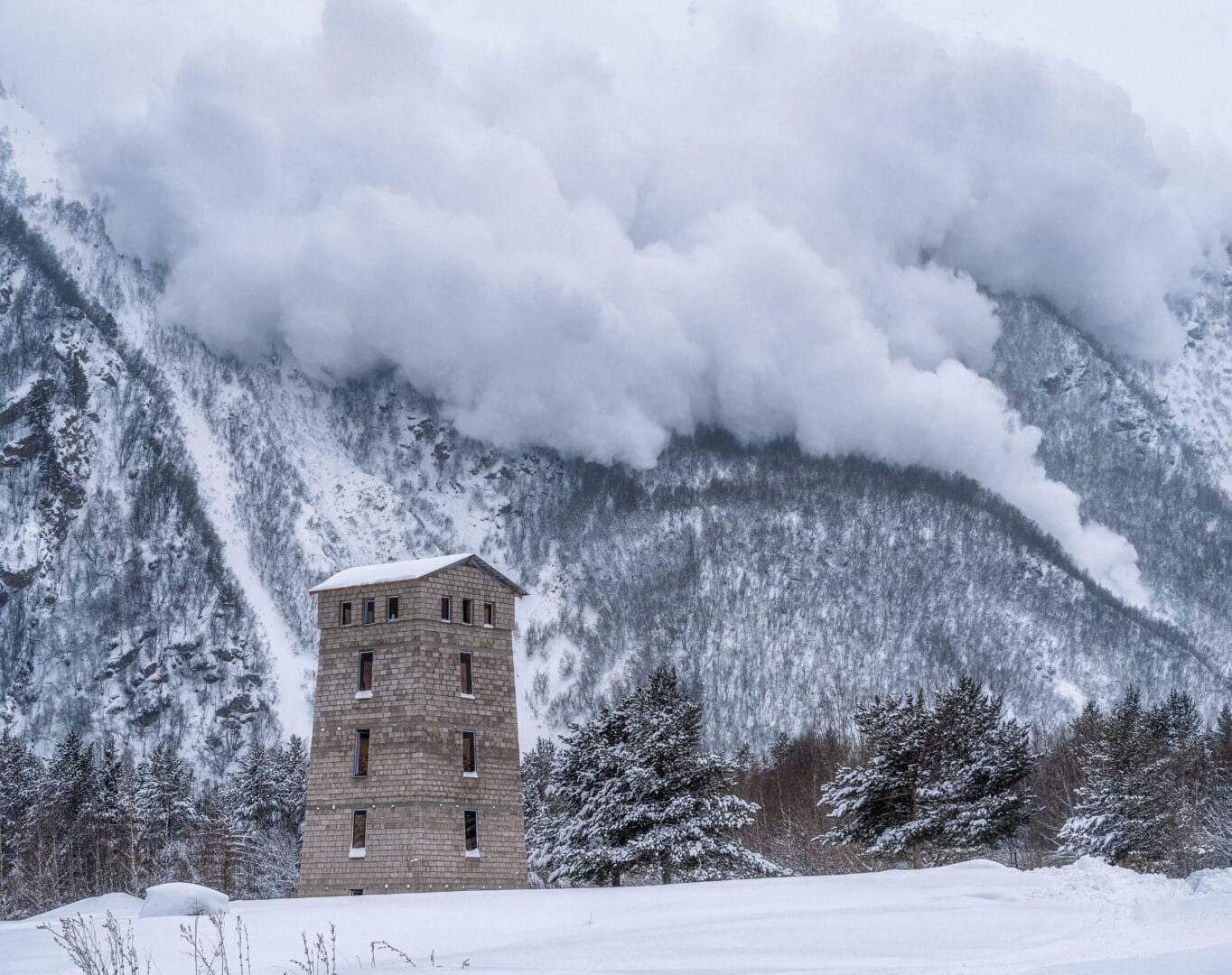 Allerta valanghe, tempesta di neve su Alpi. Paesi isolati, strade chiuse