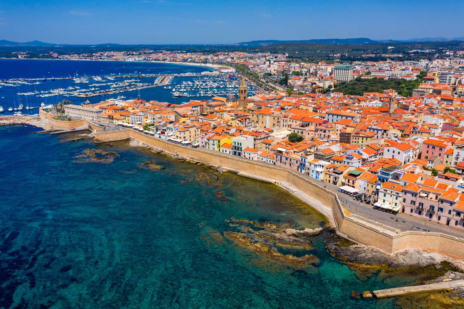 Alghero, gemma della Sardegna: un fine settimana immersi tra cultura catalana e tesori di corallo