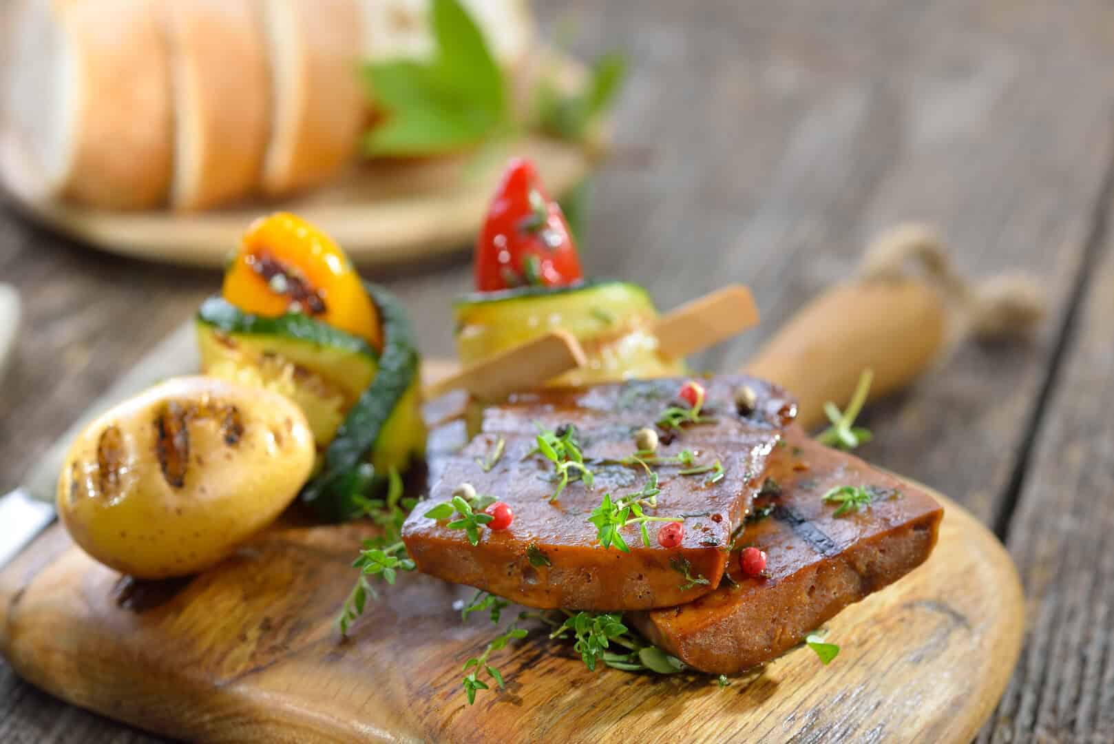 Bistecche e affettati vegetali: cosa li differenzia dalla carne?