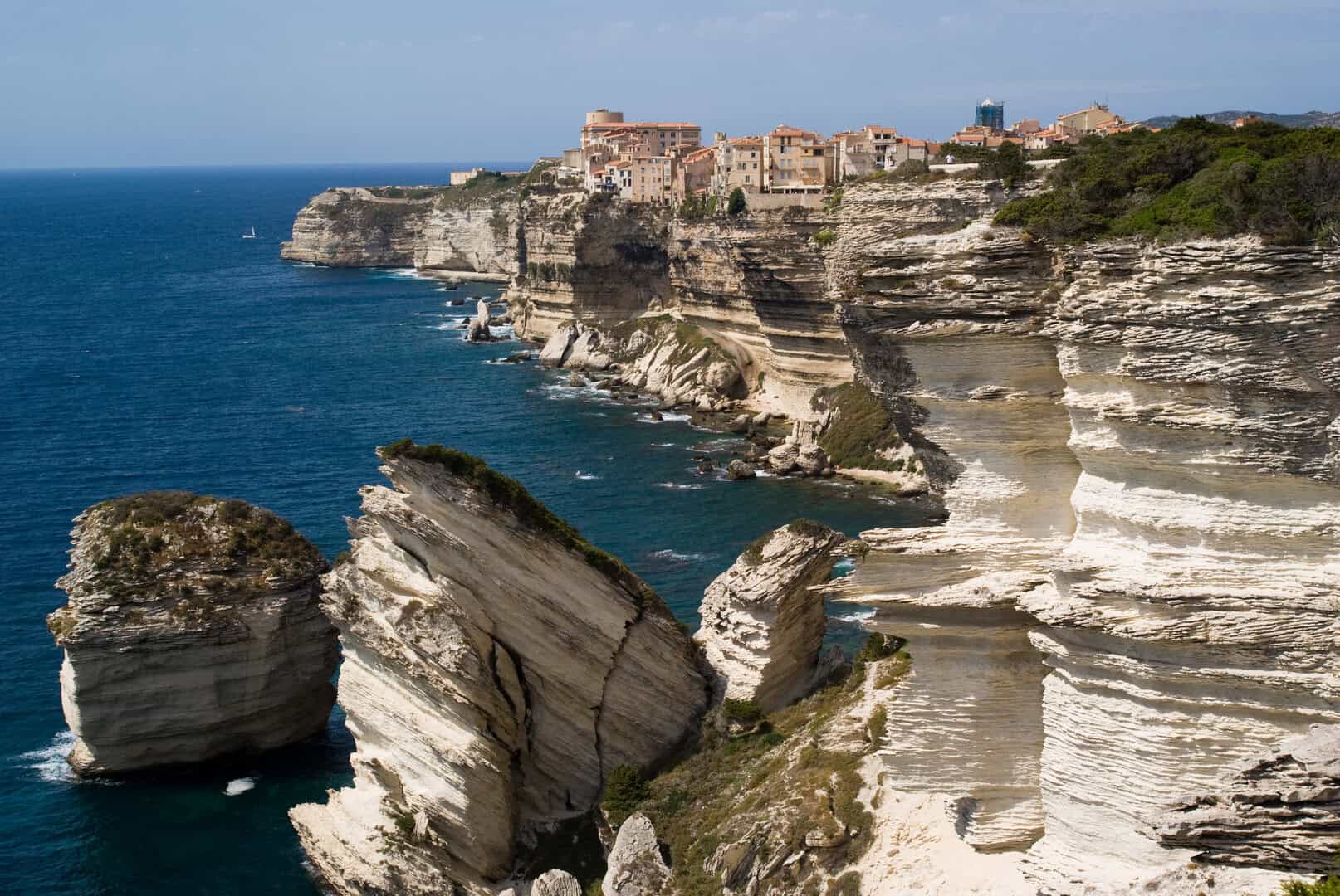 Corsica: un fascinoso connubio di montagne, vento e mare