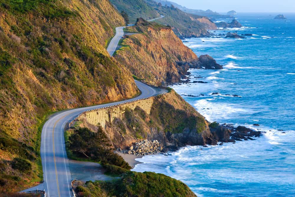 L’iconica Highway 1 in California crolla in mare dopo la tempesta