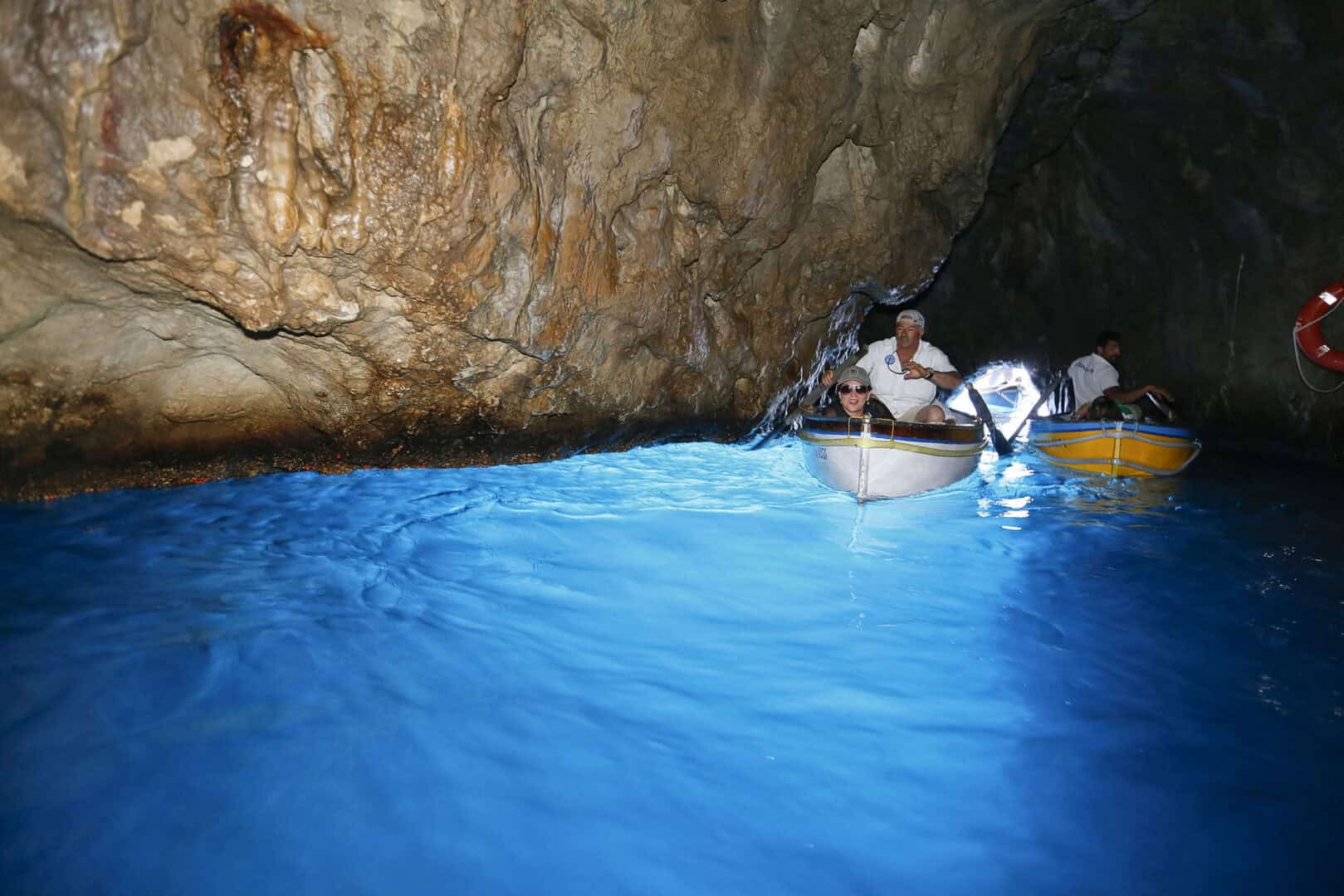 Capri: alla Scoperta della Grotta Azzurra e del suo eterno incanto