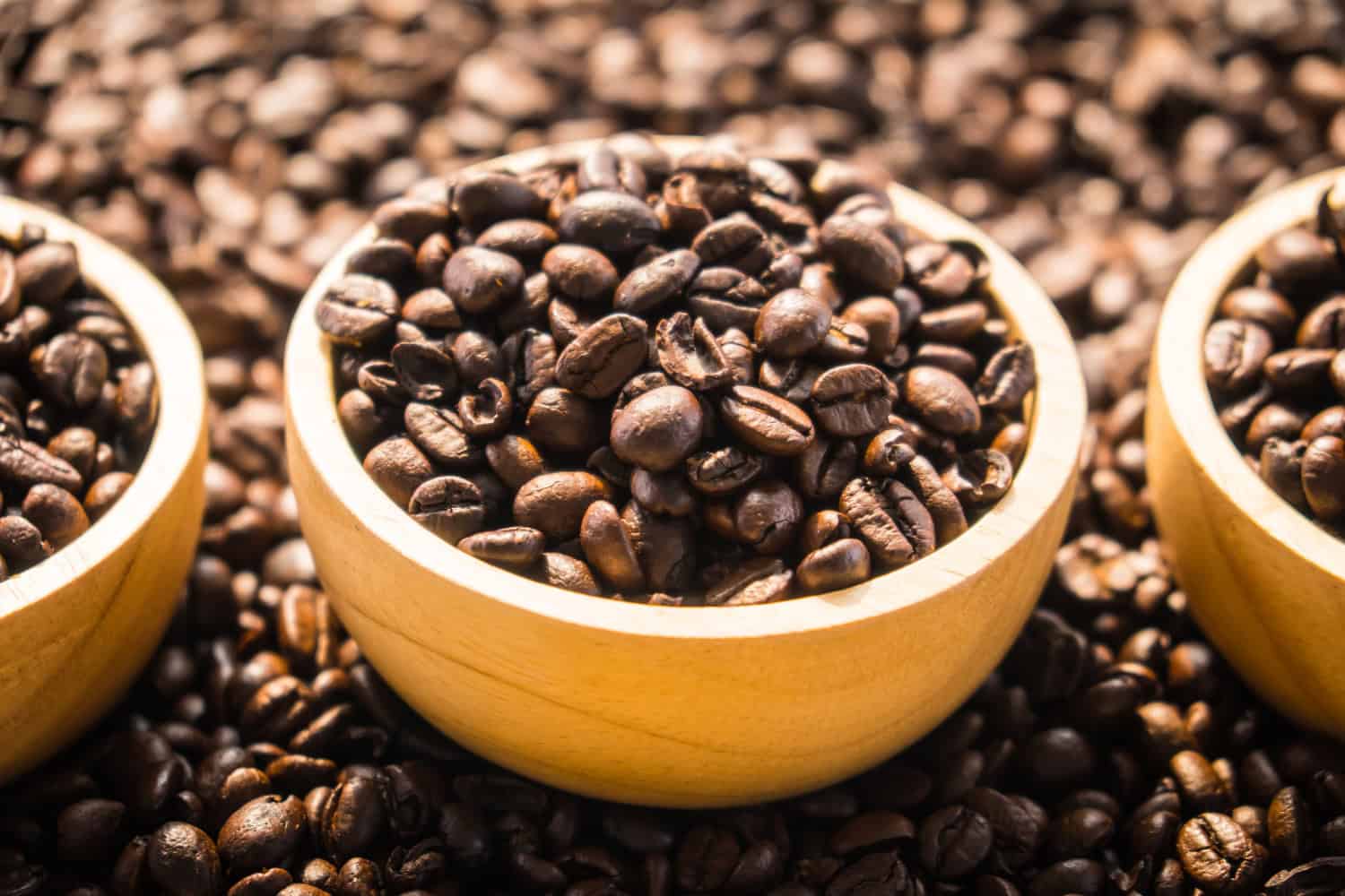chicchi di caffe marrone in ciotola di legno