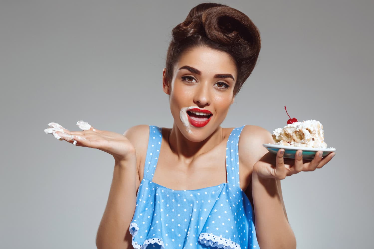 donna che mangia la torta