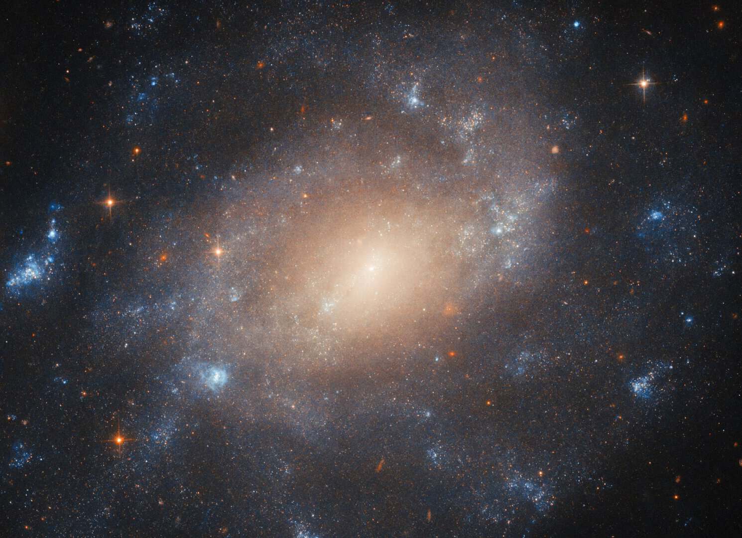 Hubble svela il nucleo luminoso di una storica galassia a spirale 29 Hubble svela il nucleo luminoso di una storica galassia a spirale