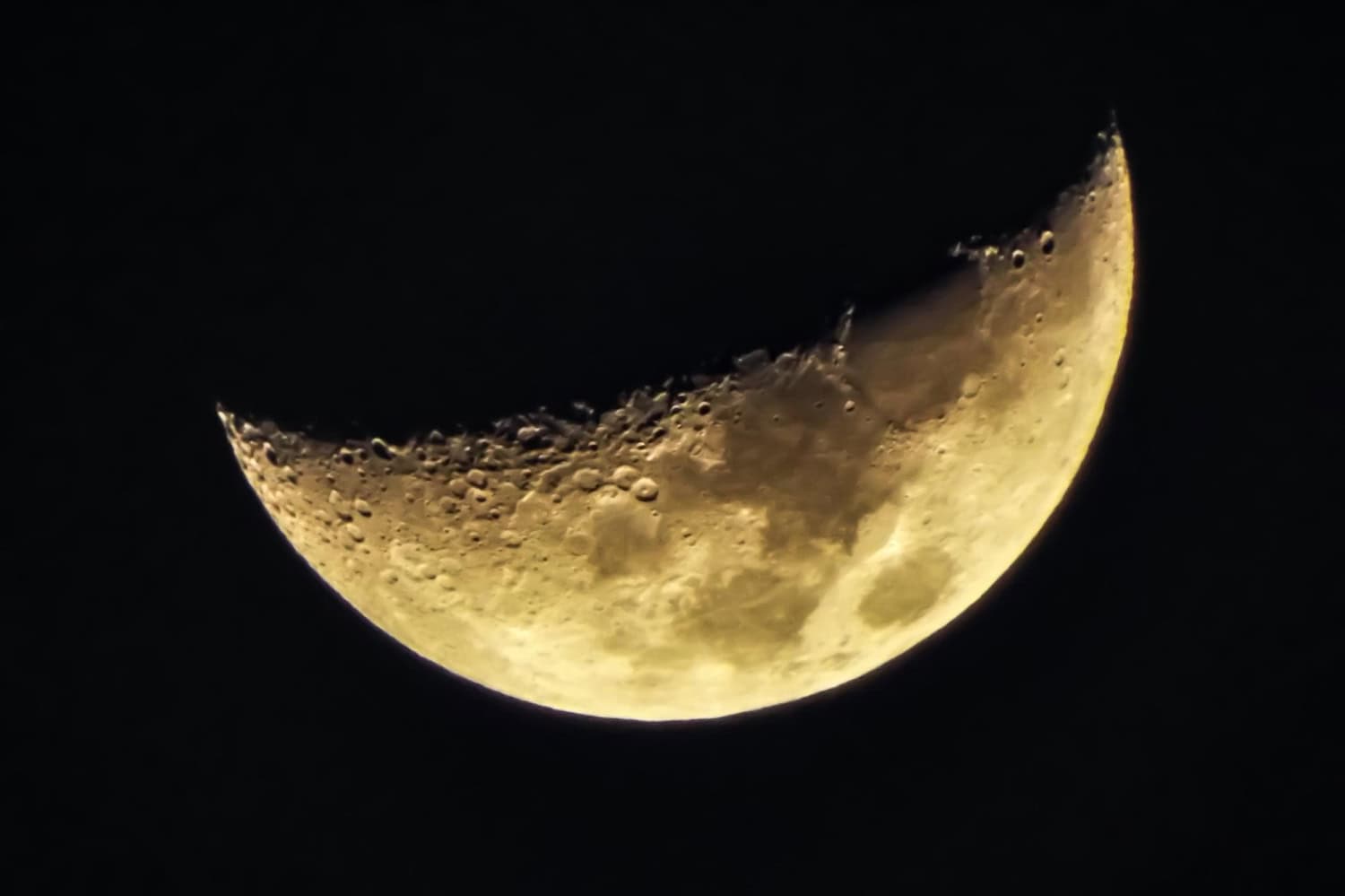 La luna si è capovolta: nuove evidenze sulla formazione del suo mantello
