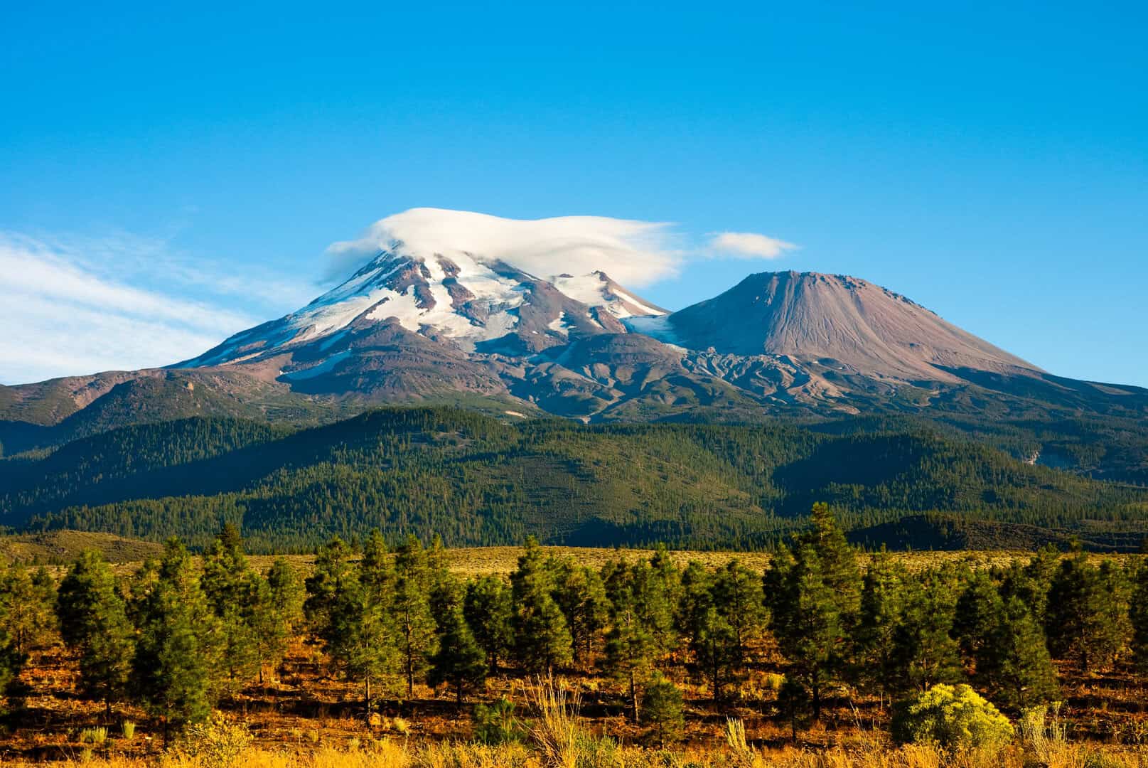 I misteri del monte Shasta: cosa nasconde il gigante della California?