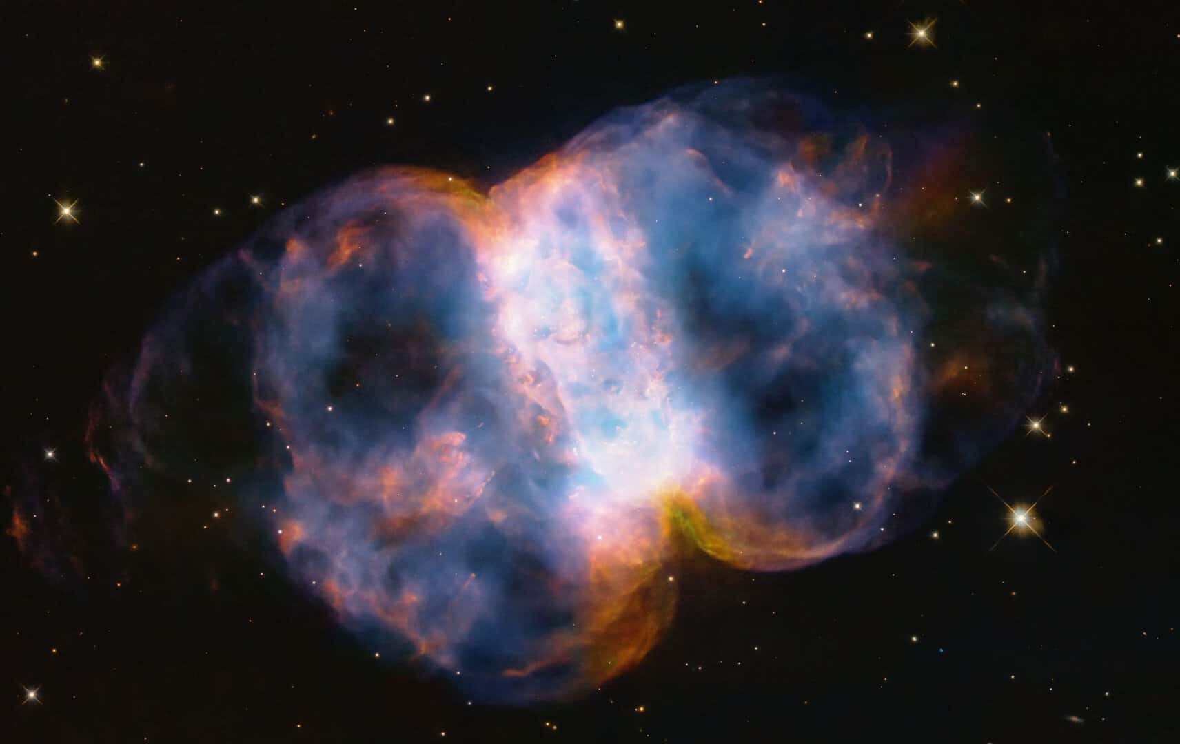 Hubble festeggia il 34° anniversario con una vista spettacolare della Nebulosa Little Dumbbell