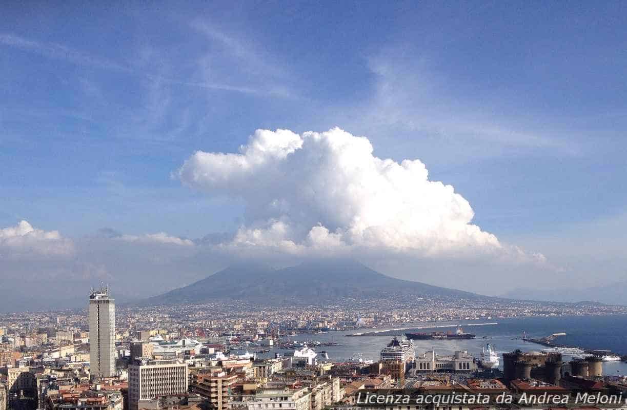 Previsione meteo Napoli: oggi nuvoloso e rovesci, domani nubi sparse e piovaschi, vento occasionale