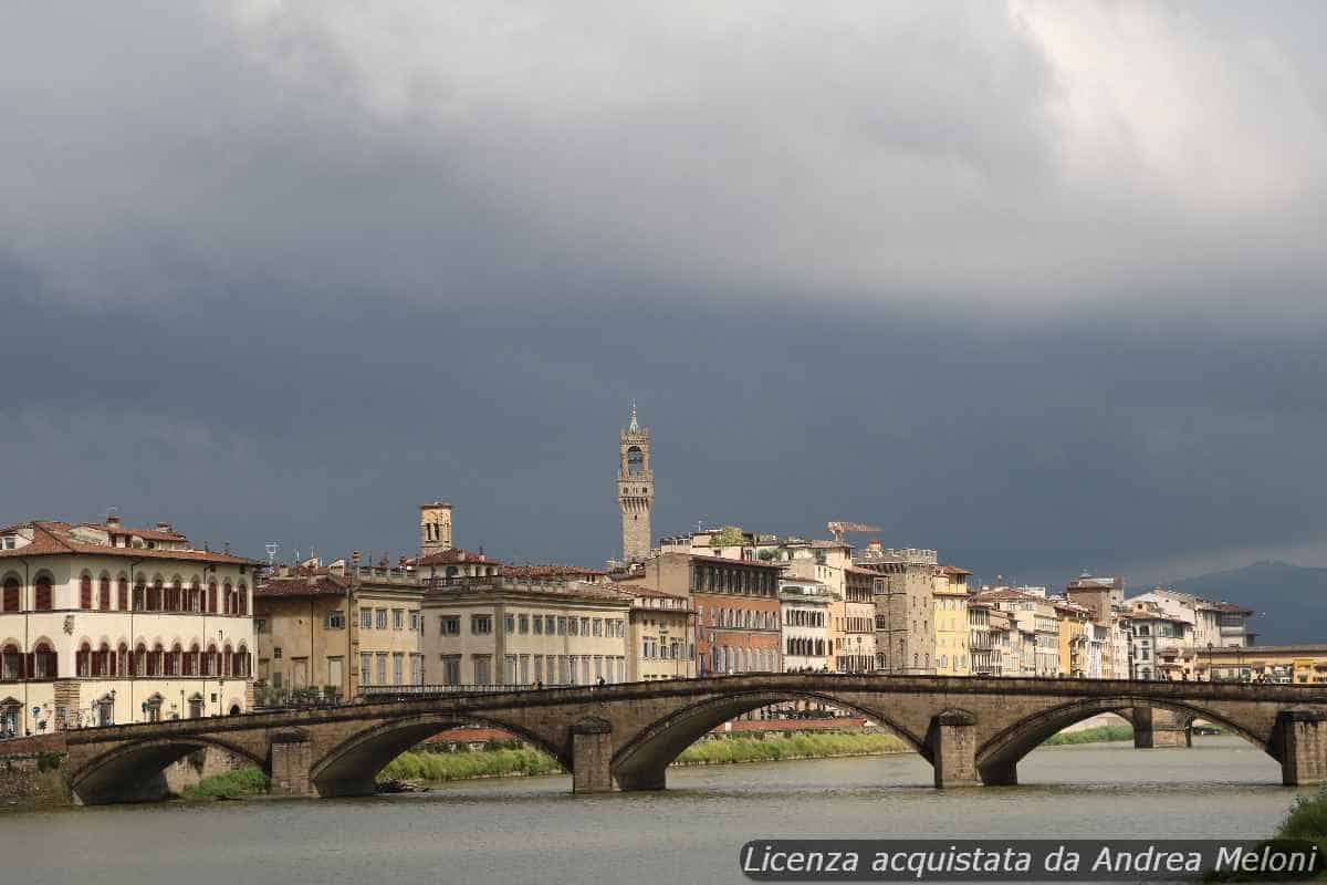 Meteo Firenze: oggi nuvoloso con rovesci, ventoso a tratti, poi nuvoloso con rovesci