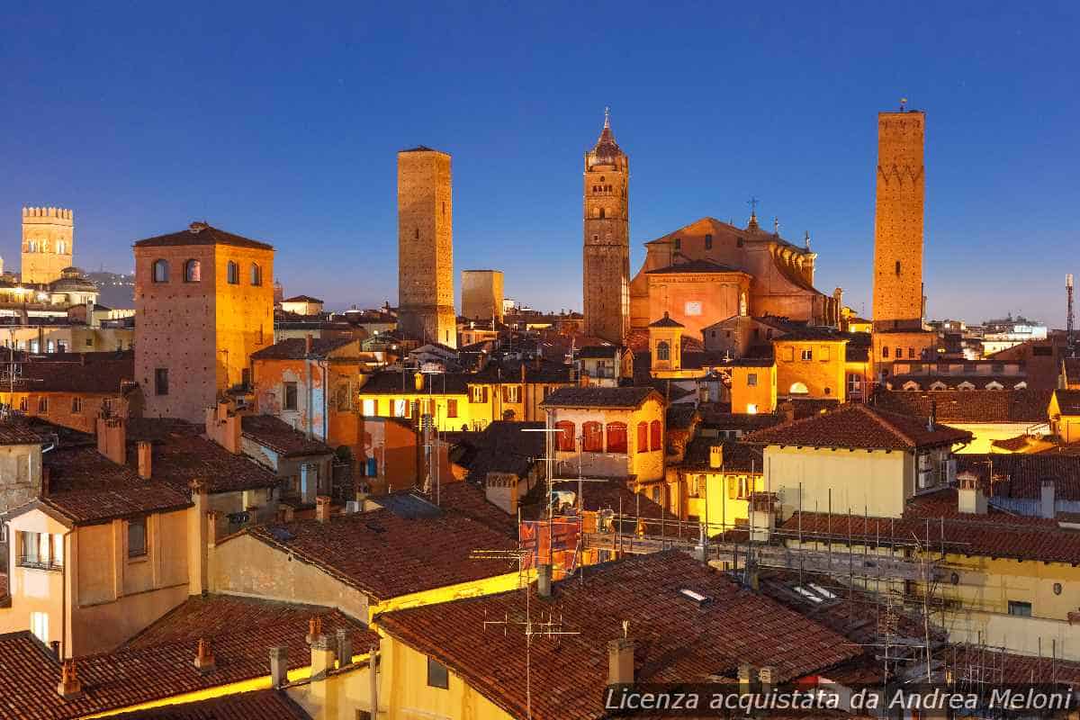 Meteo Bologna: Nubi e Piovaschi Oggi, Domani Schiarite e Vento in Calo
