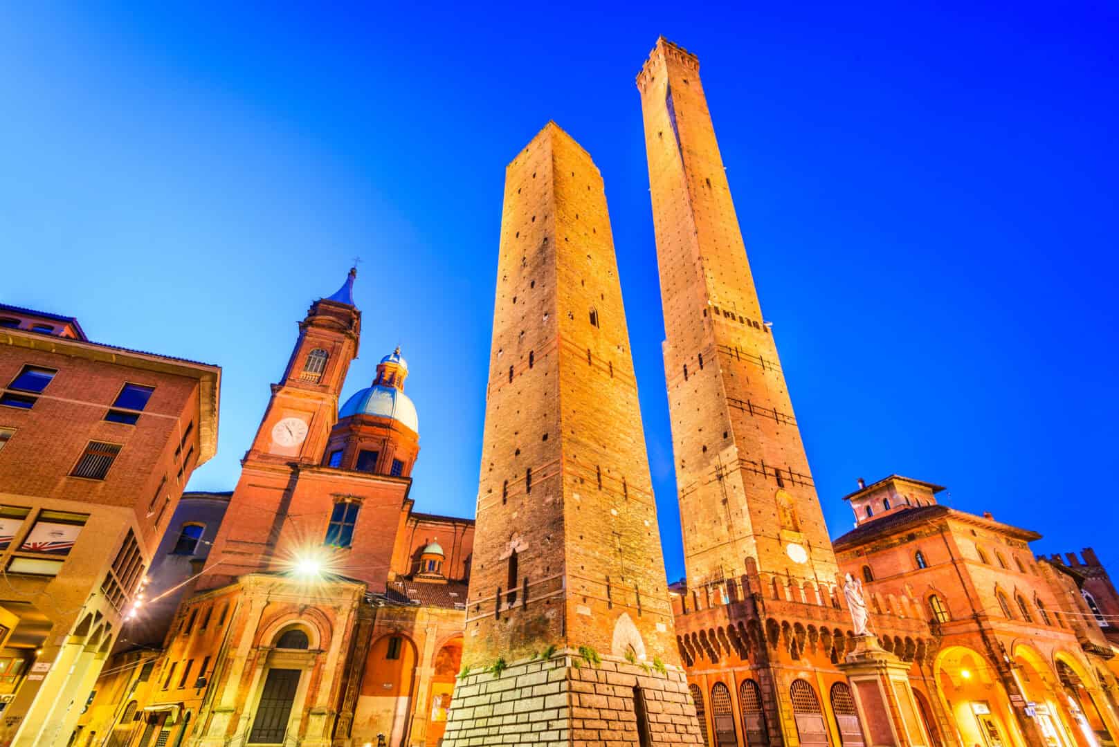 Bologna la dotta, la rossa, la grassa e la turrita: una città da vivere e da gustare