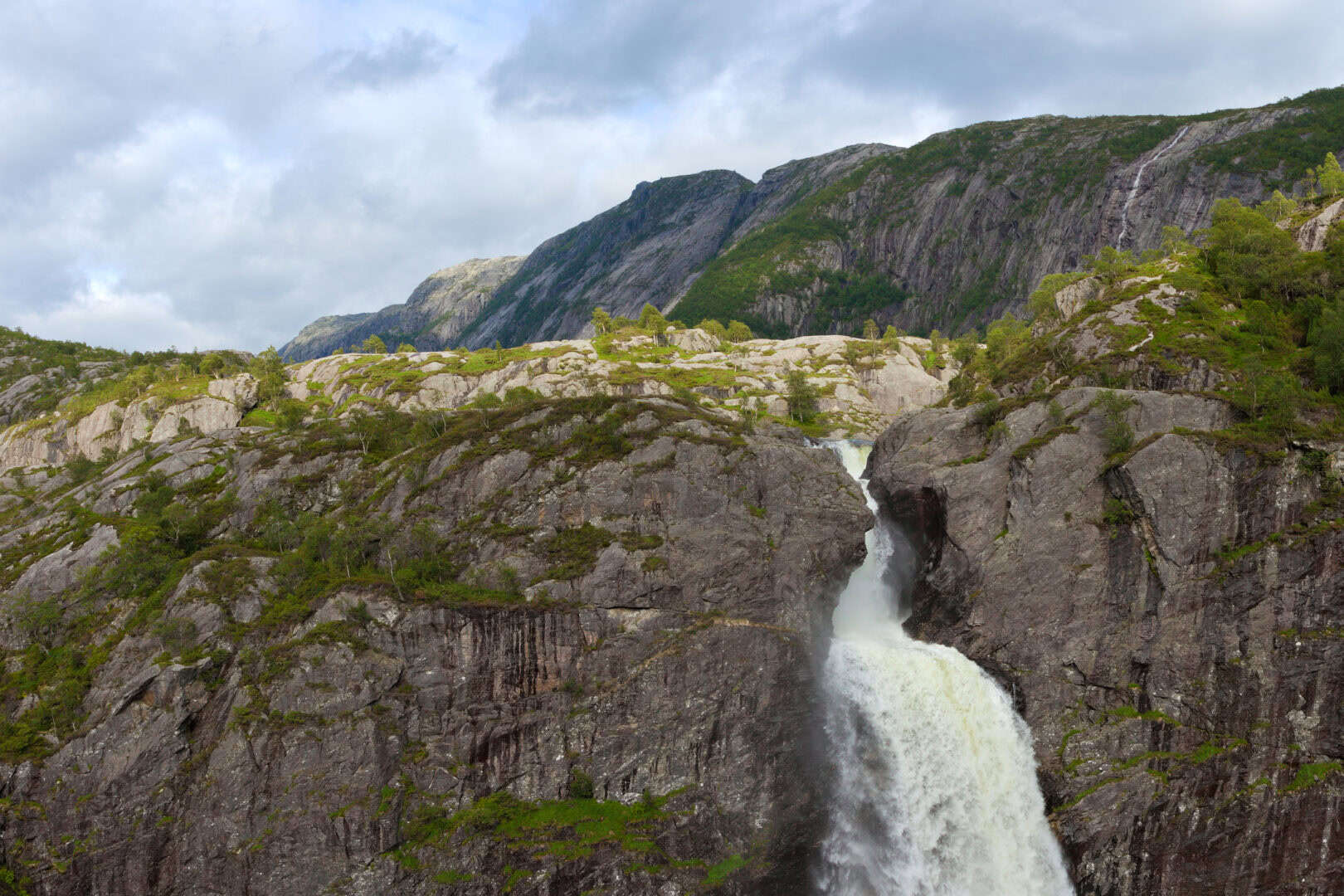 Viaggio in Norvegia: le spettacolari cascate di Månafossen