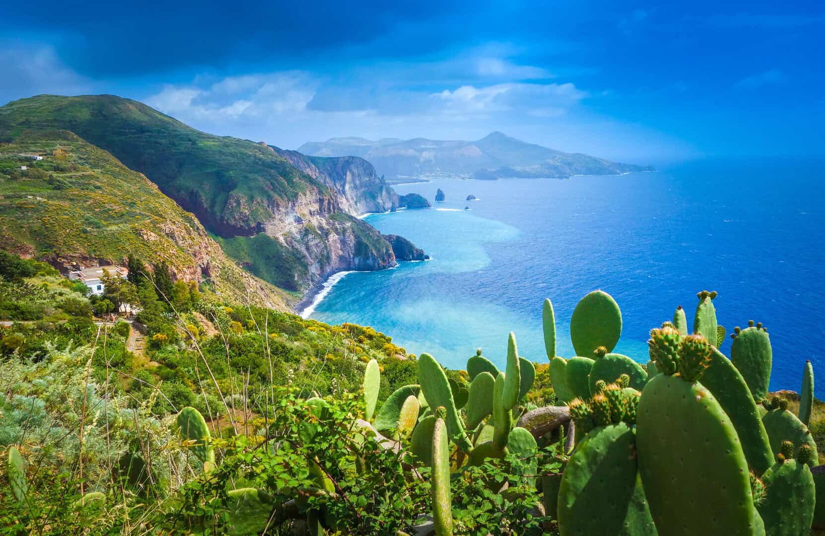 Turismo nelle Isole Eolie: Guida Completa alle Escursioni Siciliane