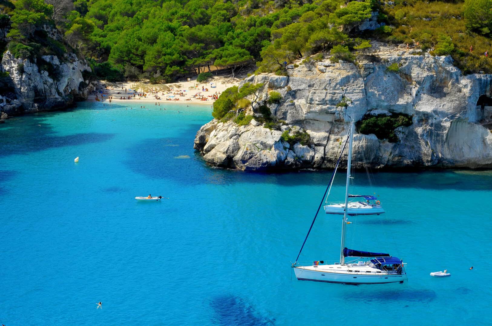 A Menorca in vacanza: esplorando le tranquille calette dell’isola spagnola