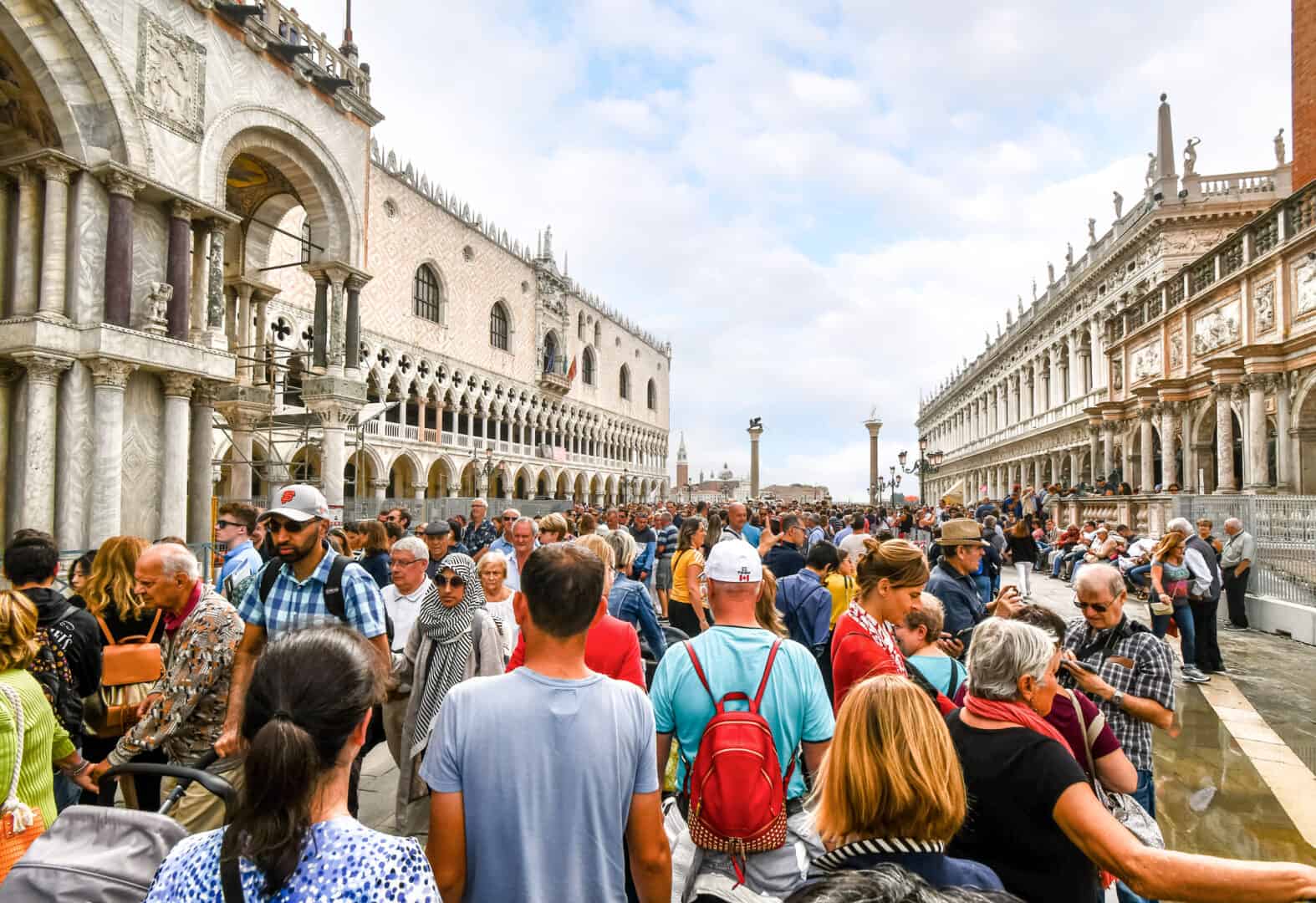 Overtourism: ecco le otto destinazioni turistiche iconiche più colpite