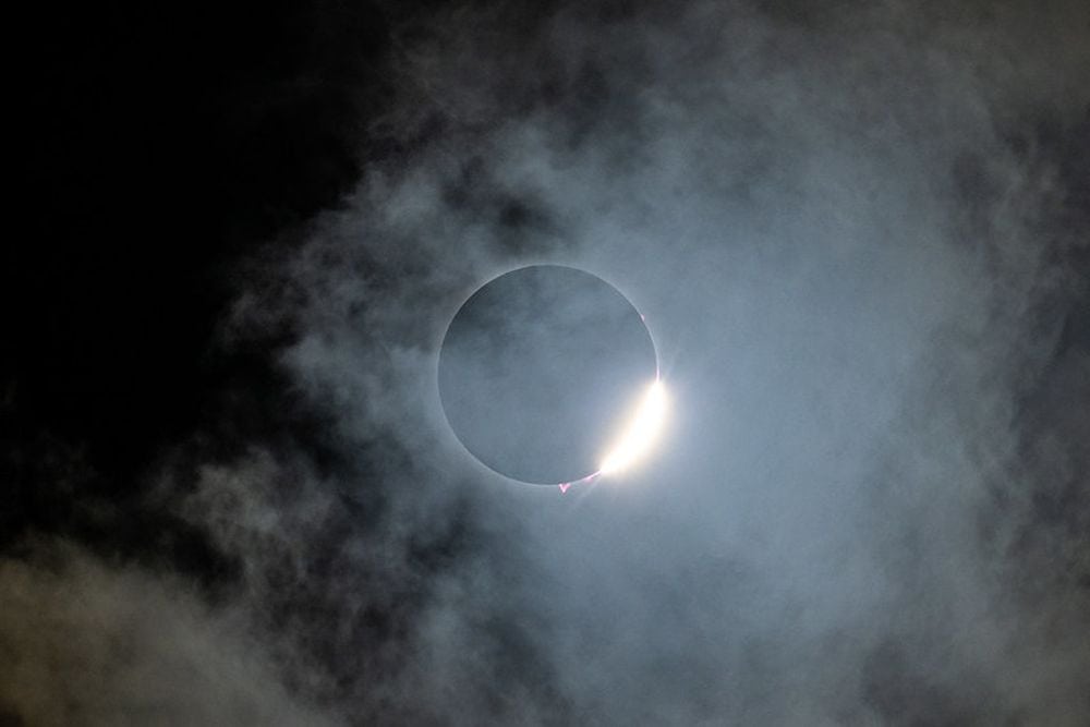 Incredibili ‘fiamme’ rosa sul sole osservate durante l'ultima eclissi