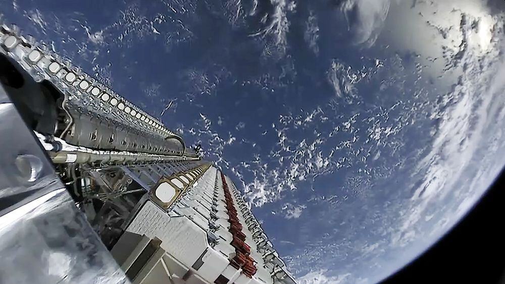 Satelliti Starlink di SpaceX in buone condizioni nonostante la tempesta solare