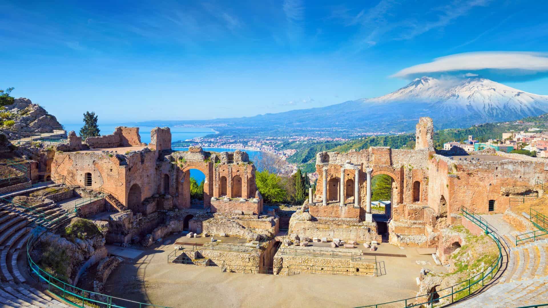 Taormina: dal blu dello Ionio all'Etna all'ombra degli antichi greci