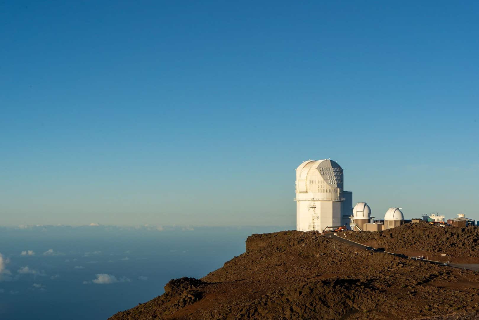 Il piano AMOS STAR per sette nuovi osservatori astronomici alle Hawaii: i locali si oppongono