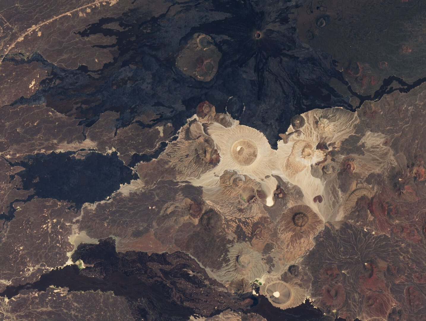 Bianco e nero: esplorazione dei giganti vulcanici dell’Arabia Saudita 11 Bianco e nero: esplorazione dei giganti vulcanici dell’Arabia Saudita