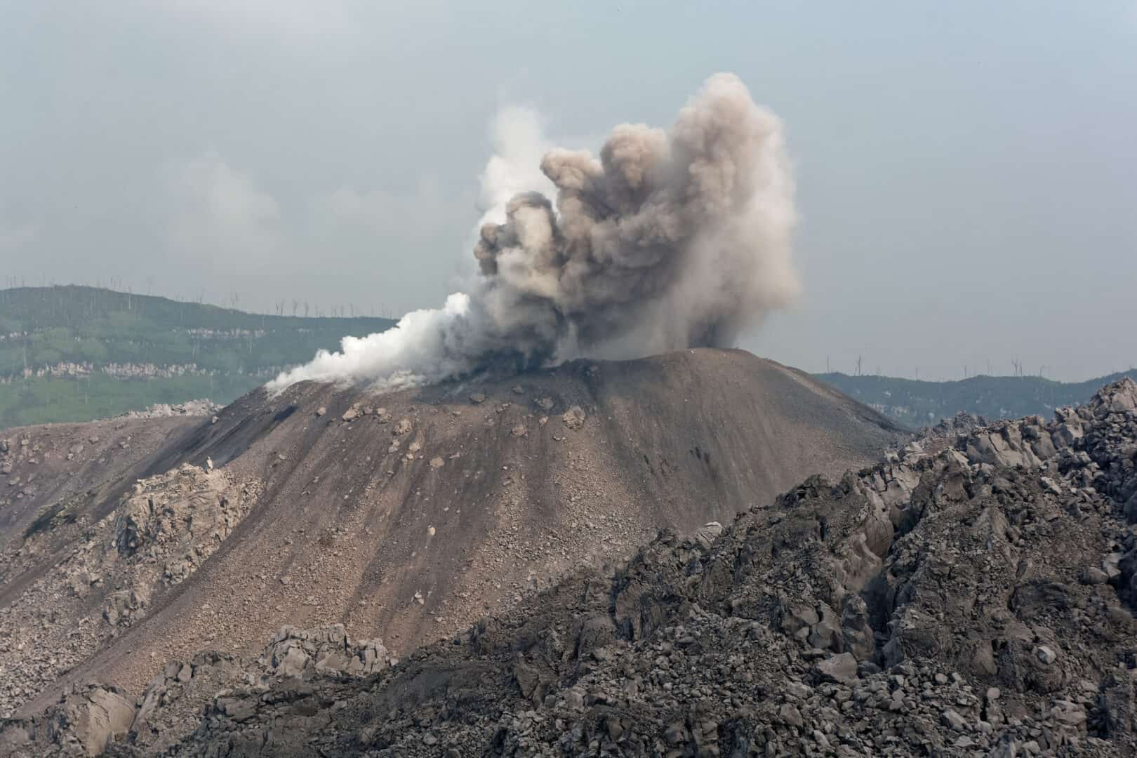 Indonesia: erutta il vulcano Monte Ibu