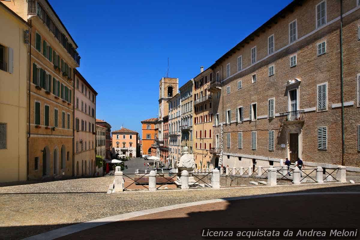 Meteo Ancona: Nubi Sparse e Vento, Schiarite in Arrivo