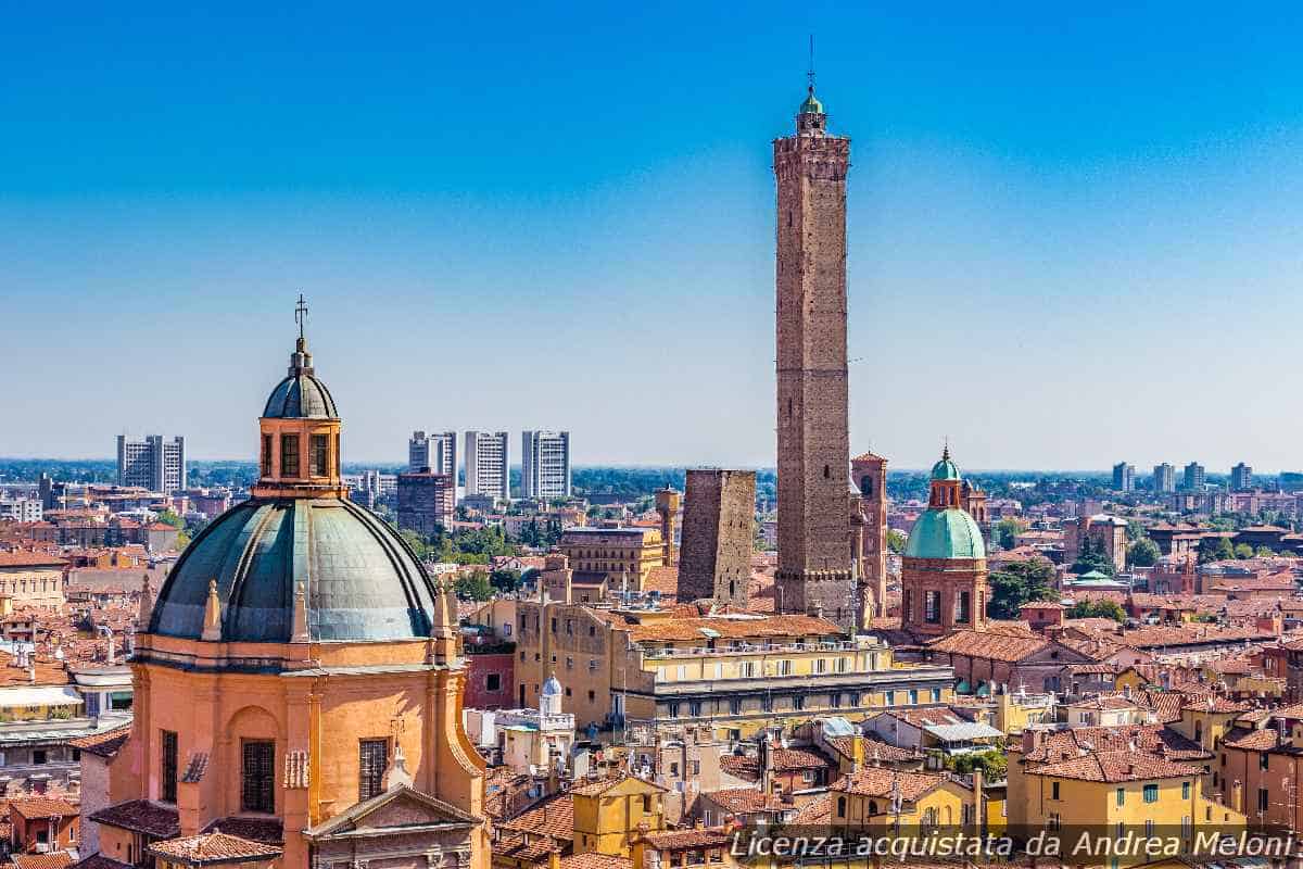 Previsione meteo Bologna: Nubi e rovesci, poi schiarite con vento