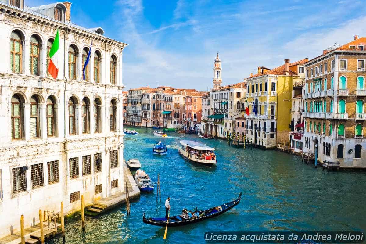 Meteo Venezia: Nubi Sparse e Rovesci, Vento a Tratti nei Prossimi Giorni