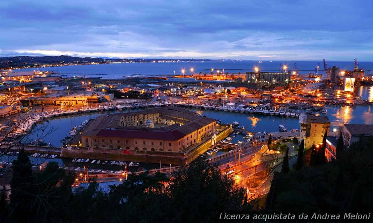 Previsione meteo Ancona: Poco nuvoloso e ventoso, seguito da nubi sparse e rovesci