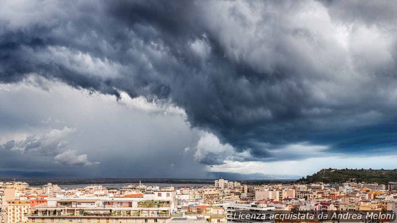 Meteo Cagliari: Sereno e Ventoso, Seguono Nubi e Piovaschi